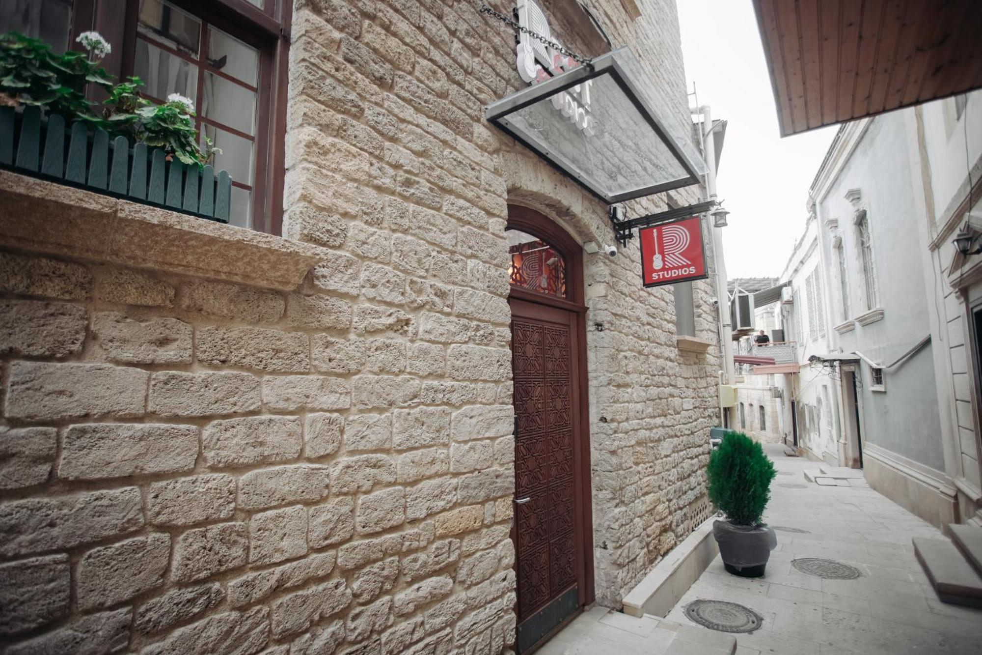 R Studios Old Baku Bagian luar foto